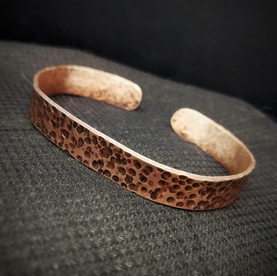 Cuff martillado punteado — Perrylandia