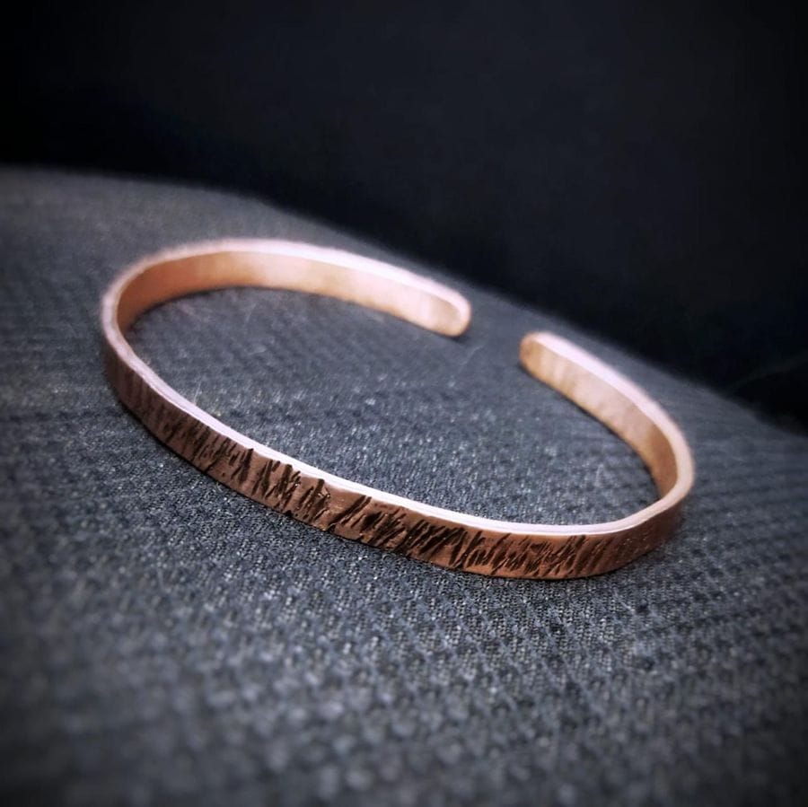 Cuff martillado rayado — Perrylandia